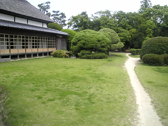 日本庭園 和風建築を中心にお気に入りの和の空間 純和風建築と広いお堀と小道